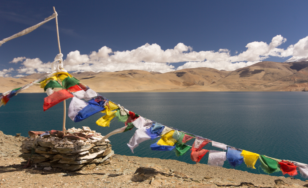 Monastere bouddhiste au Ladakh avec drapeaux de prieres