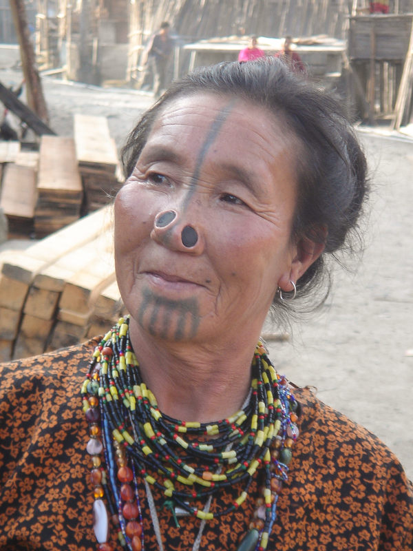Portrait de femme tribale du nord-est de l'Inde
