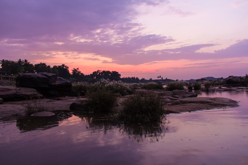 Sadhu en méditation sur les rives du Gange à Haridwar