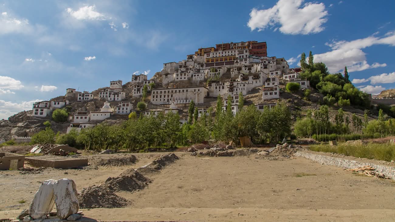Monastère de Thiksey aux bâtiments blancs étagés sur une colline sous un ciel bleu