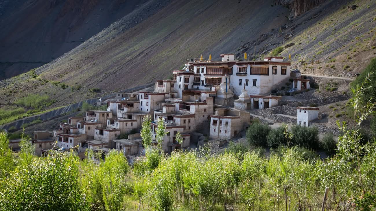 Village traditionnel ladakhi aux maisons blanches accroché à flanc de montagne